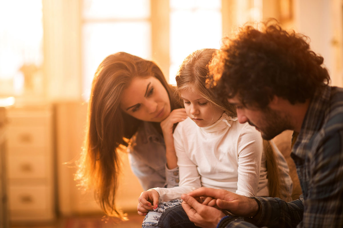 Genitori con bimba triste by Centro di psicoterapia